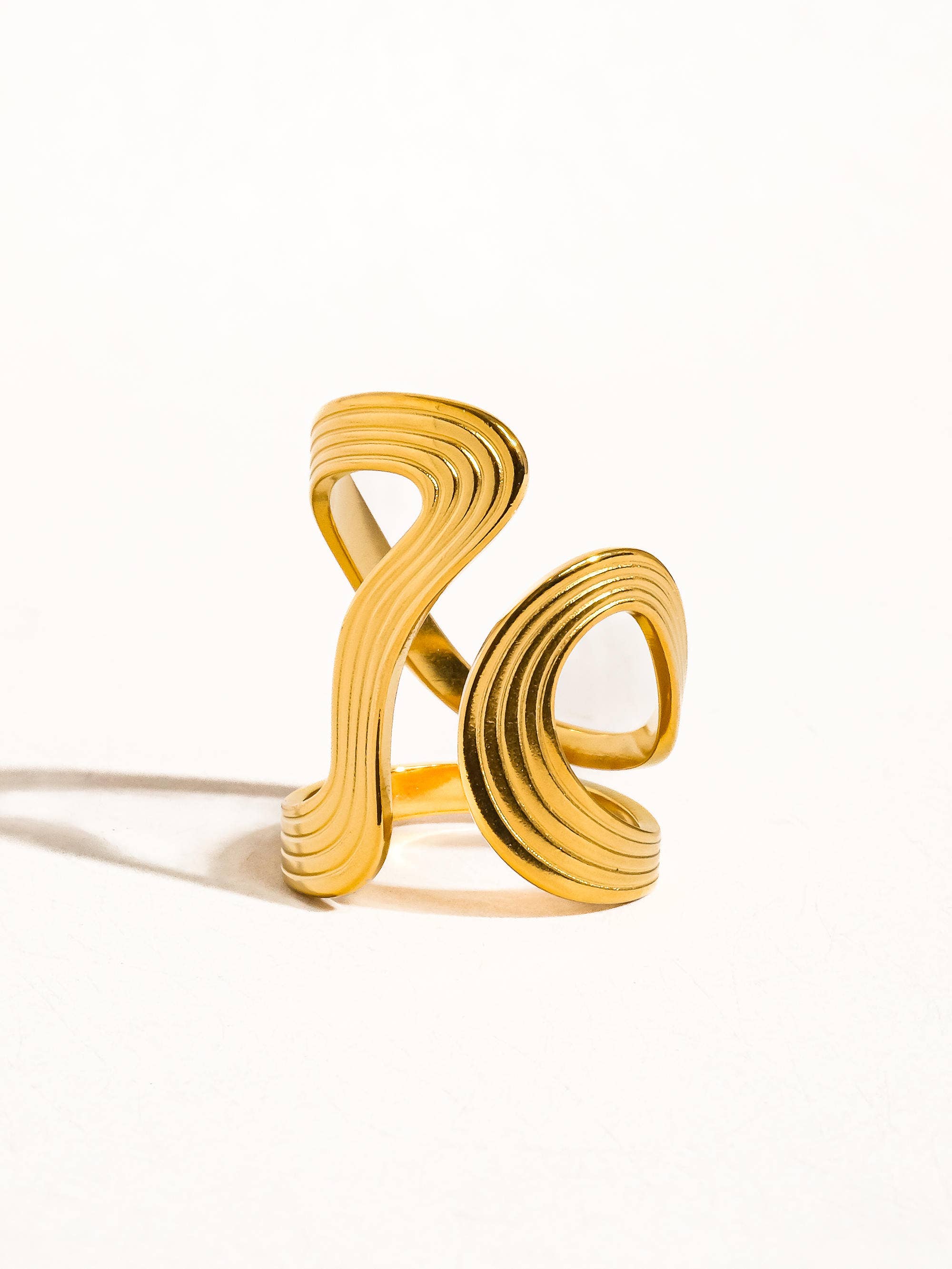 Xena wavy abstract ring